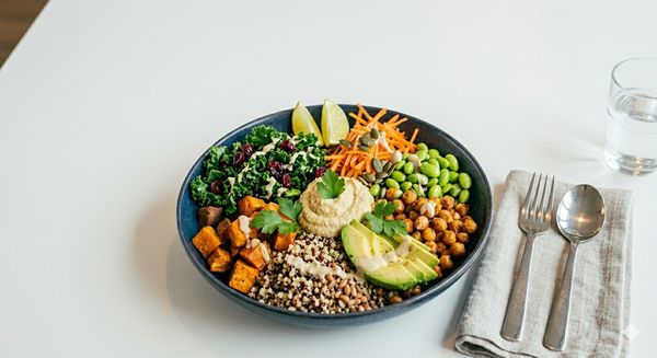 Bunte Bowl mit Quinoa, Süßkartoffel, Kichererbsen, Avocado und Hummus